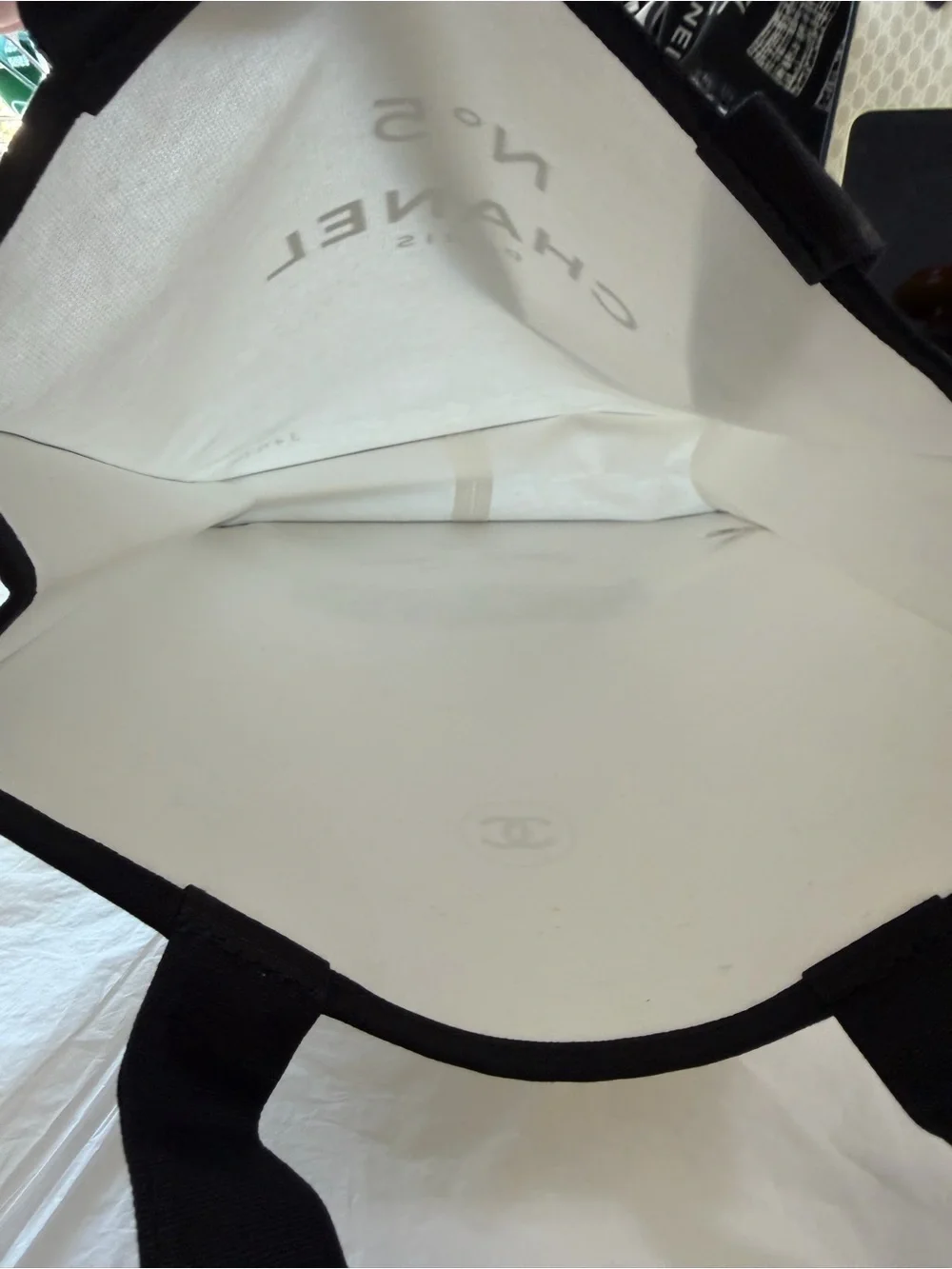 Perfume gift tote CHANEL White and Black Tote Bag - N°5 Paris